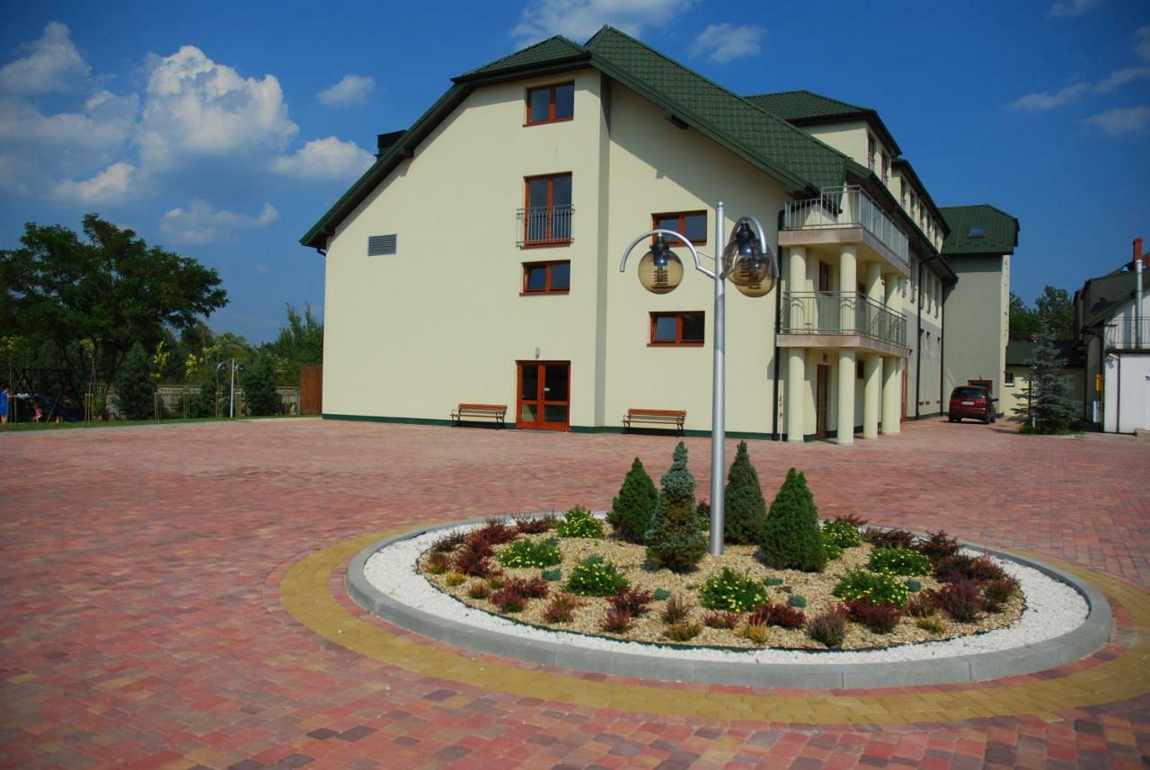 Hotel Dyminy Kielce Eksteriør billede